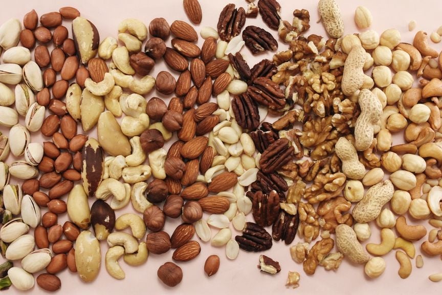 Verschiedene geschälte Nüsse in Reihen angeordnet