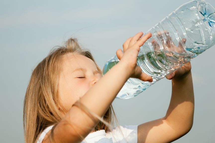 Mädchen trinkt direkt aus der Wasserflasche