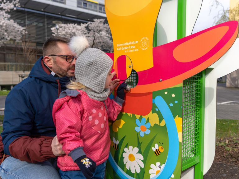 Schnullerkasten Dresden, Kind wirft Nuggi in die Box