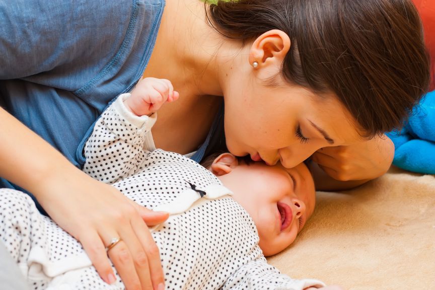 Mutter küsst ihr weinendes Baby