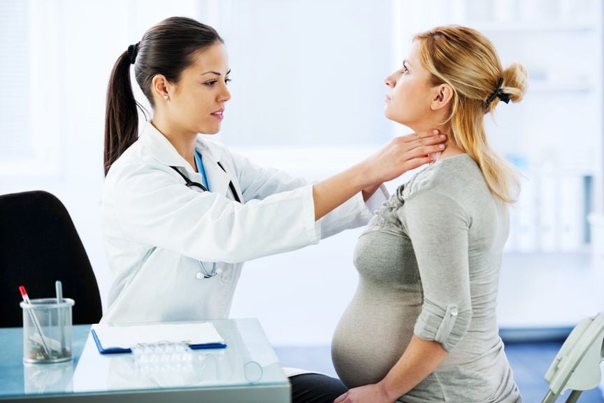 Ã„rztin untersucht die SchilddrÃ¼se einer schwangeren Patientin