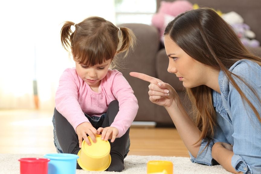 Mutter zeigt tadelnd mit dem Finger auf ihre Tochter