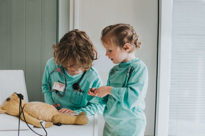 Kinder spielen Arzt