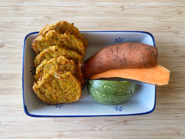 Reibeküchlein mit Süsskartoffeln und Zucchini in Servierplättchen