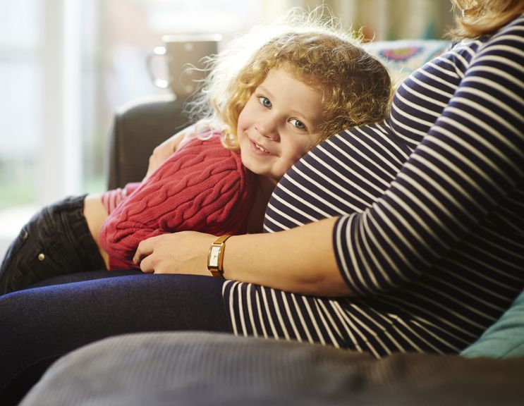 Kind hört am Bauch der schwangeren Mutter