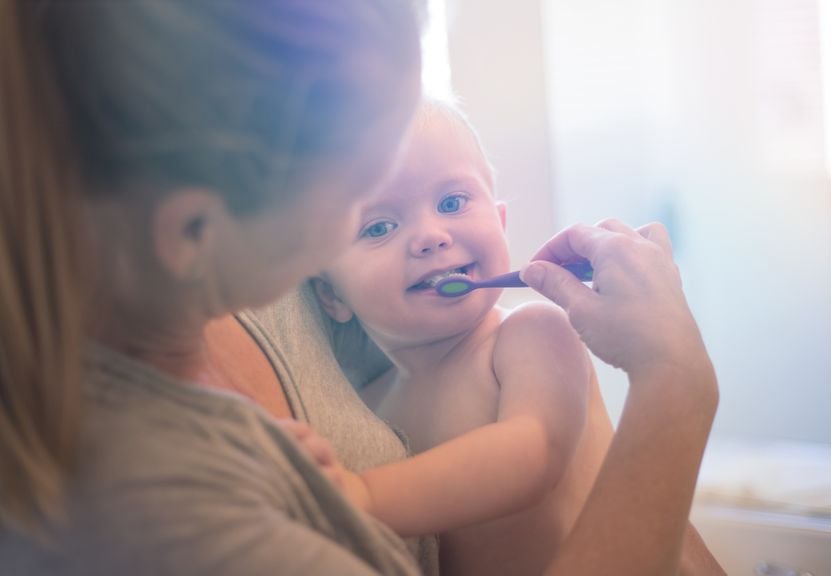 Mutter putzt Baby die Zähne