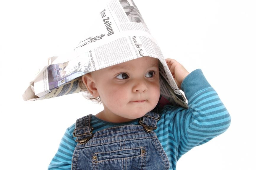 Baby mit Zeitungshut