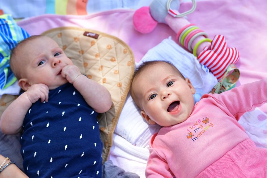 zwei Babys, Junge und Mädchen