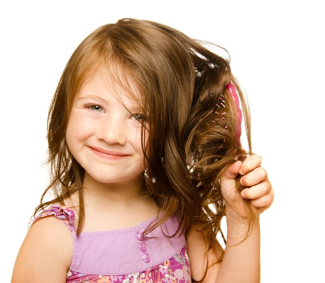 Mädchen kämmt die langen Haare