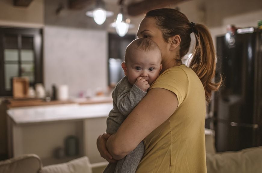 Mutter mit Baby auf dem Arm