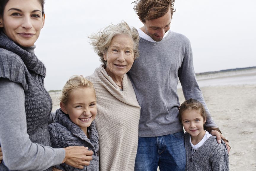 Familie mit Grossmutter am Strand