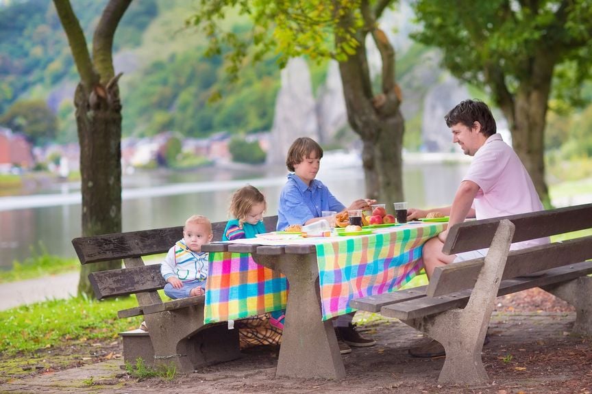 Picknick unterwegs im Park unter Bäumen