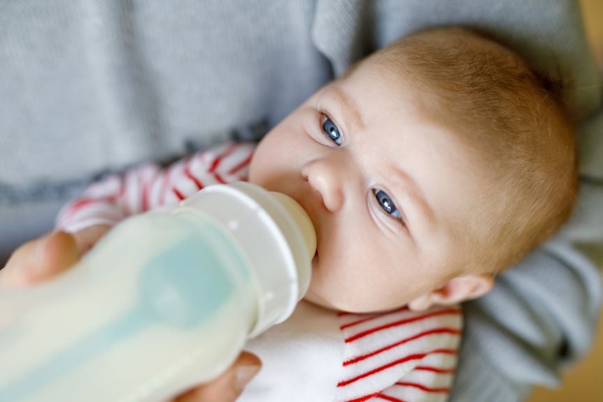 Baby bekommt einen Schoppen