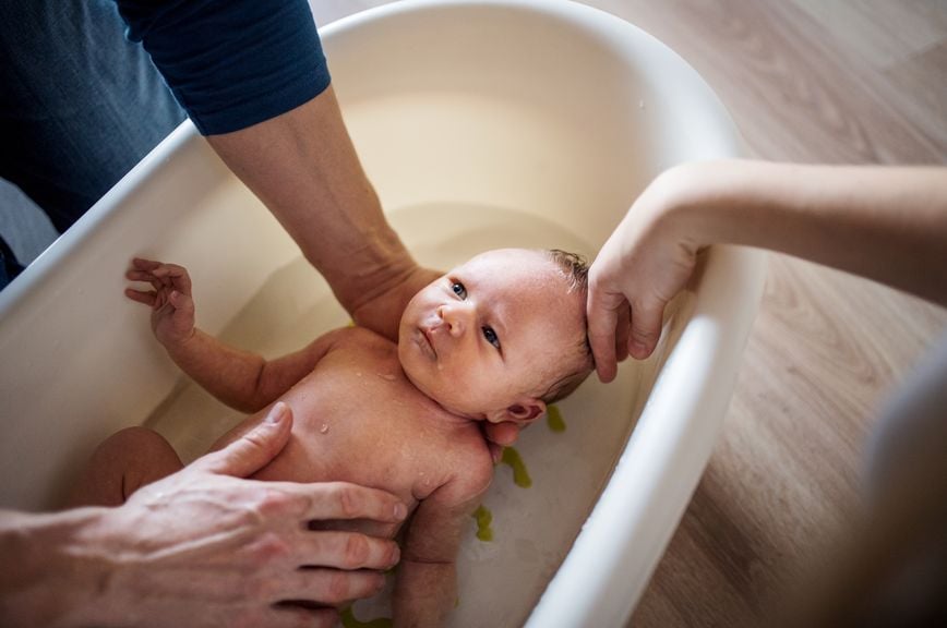 Neugeborenes wird gebadet