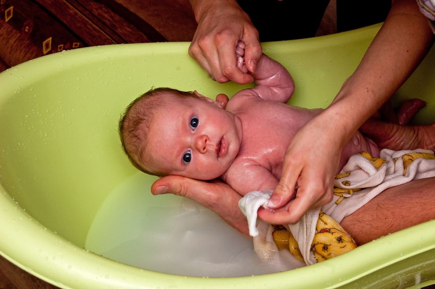 Neugeborenes in der Badewanne 
