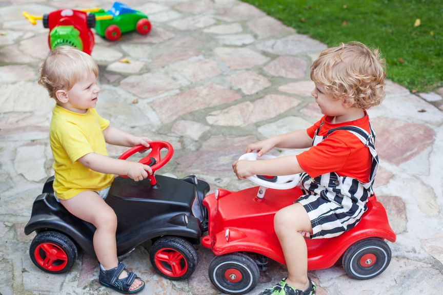 Kinder auf Bobby cars