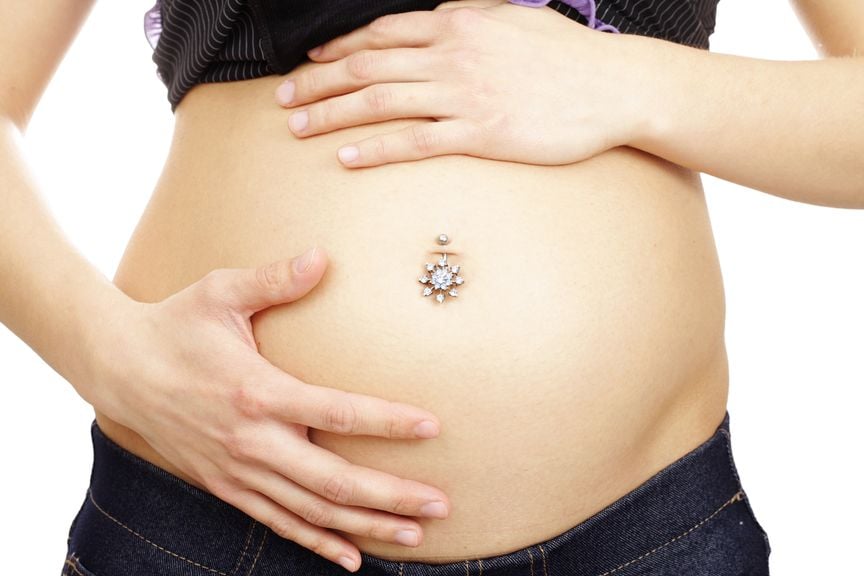 Schwangere mit Piercing am Babybauch