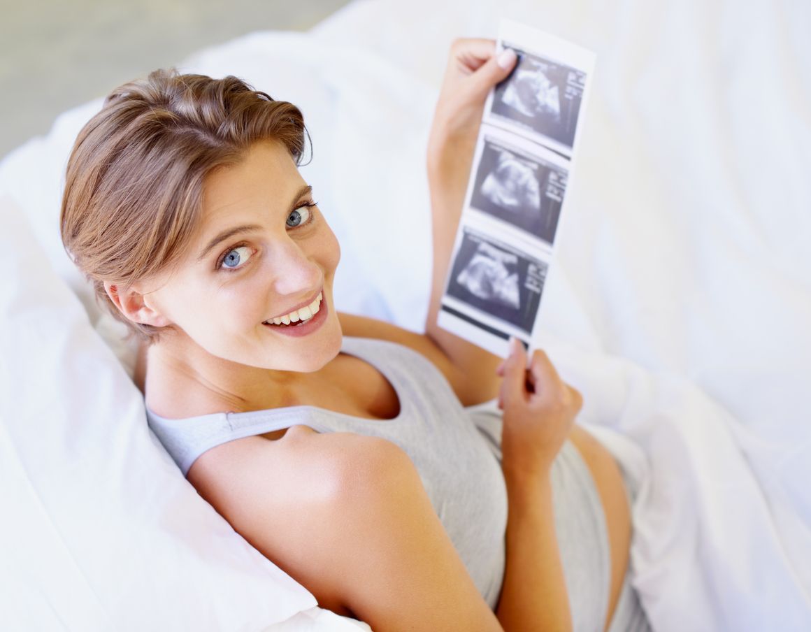 Schwangere mit Ultraschallbild 