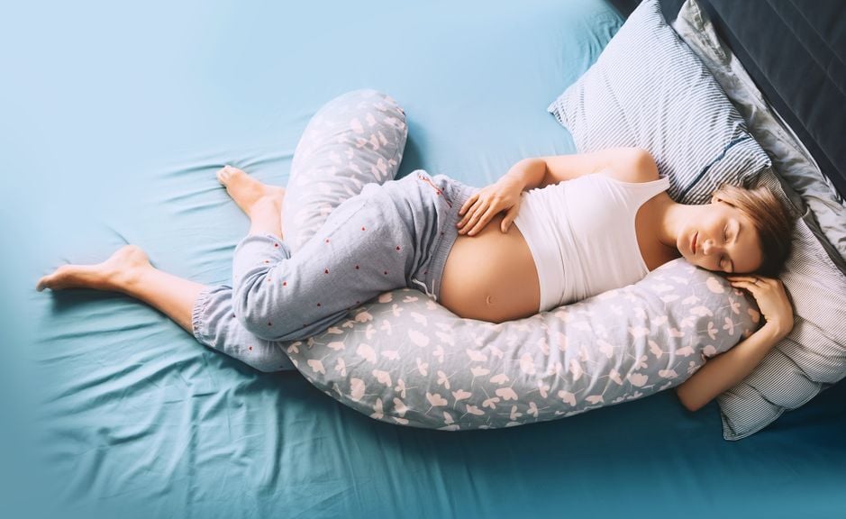 Schwangere im schläft mit Stillkissen