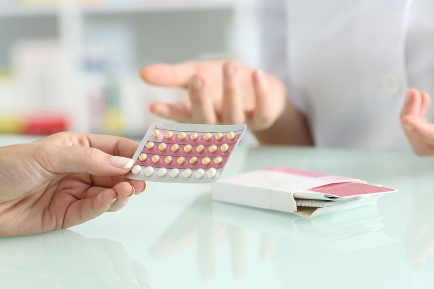 Frau hält eine Packung Antibabypille in der Hand