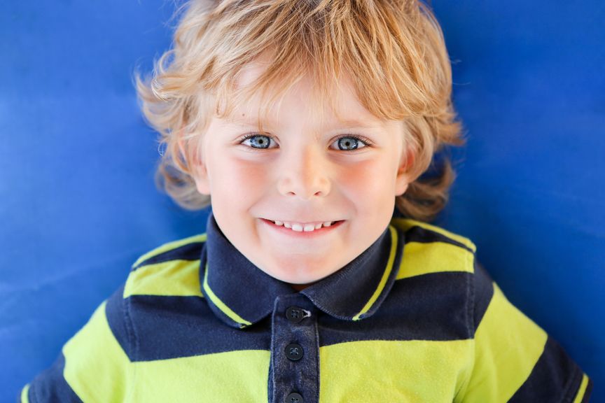 Portrait eines Jungen mit blonden Haaren