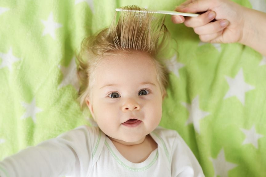 Baby wird gekämmt