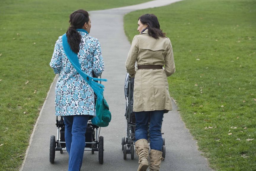 Spaziergang mit Kinderwagen