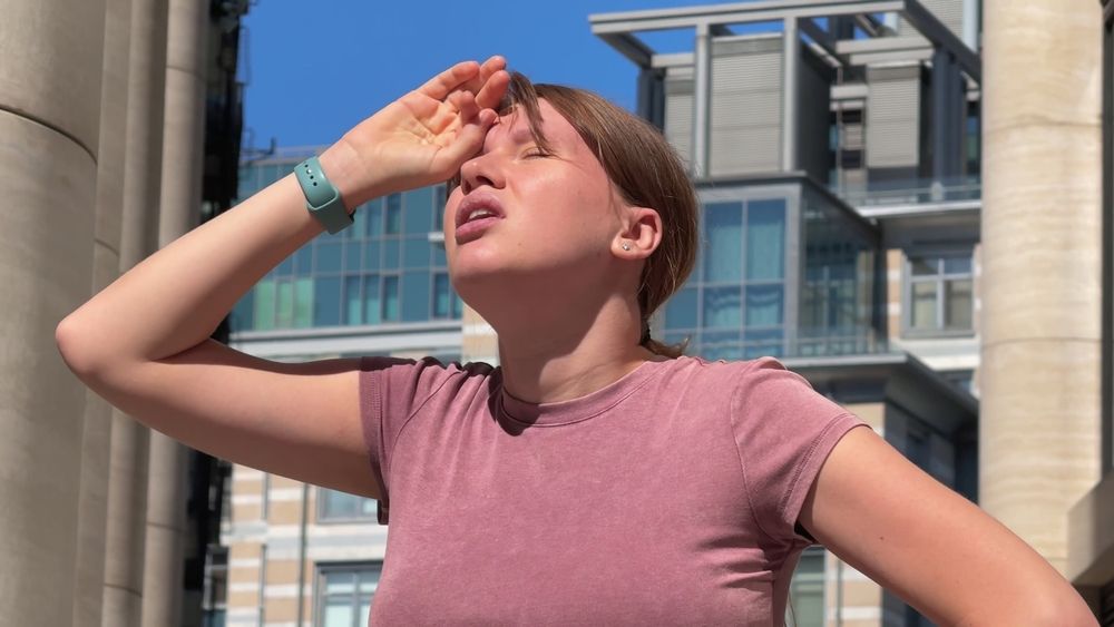 Junge Frau leidet unter Hitze