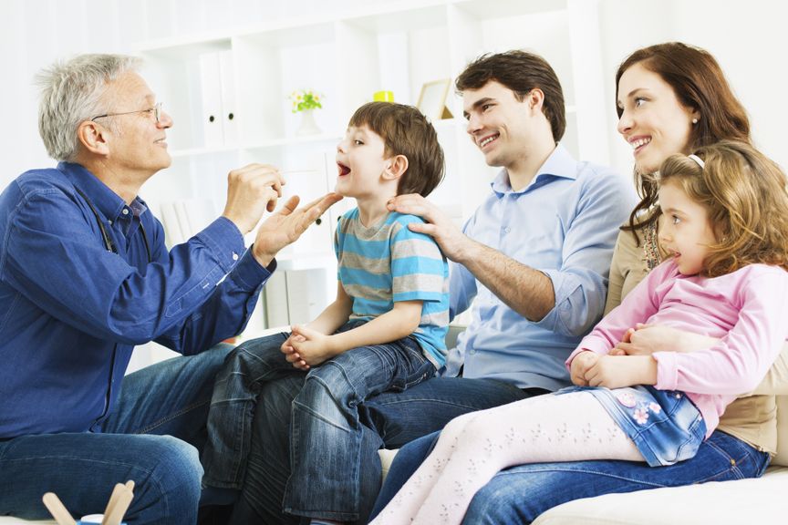 Familie mit Kindern beim Kinderarzt