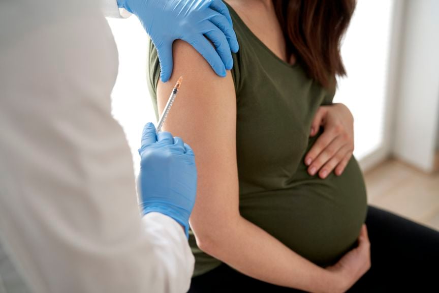 Schwangere bekommt eine Impfung