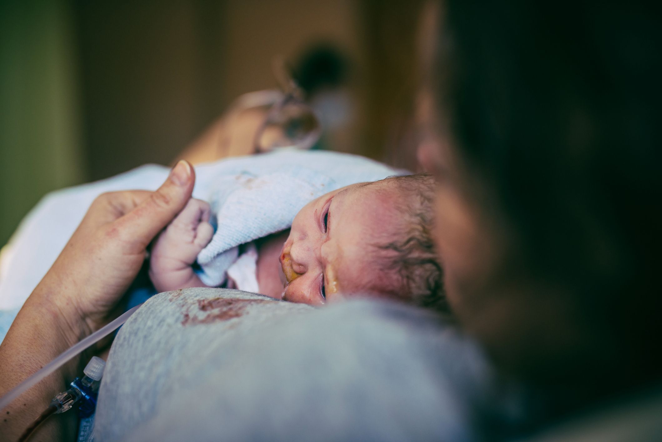 Neugeborenes direkt nach der Geburt