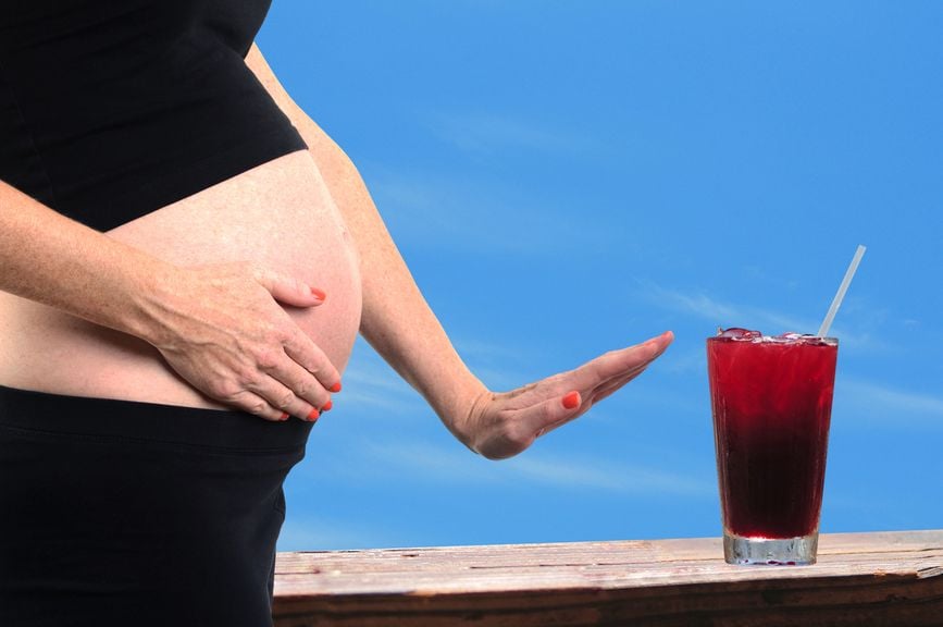 Schwangere lehnt einen Cocktail ab