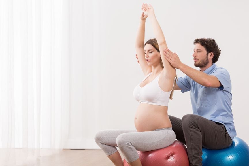 Schwangere macht Übungen