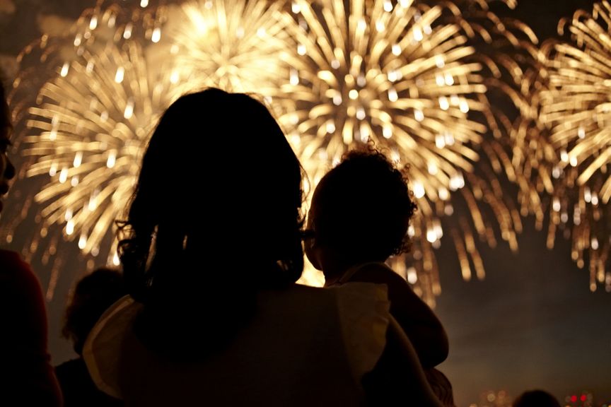 Feuerwerk im Hintergrund