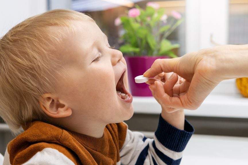 Kind bekommt ein Multivitaminpräparat