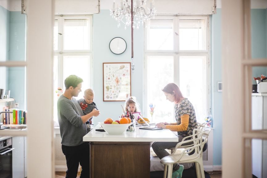 Mutter arbeitet im Homeoffice, Vater betreut die Kinder