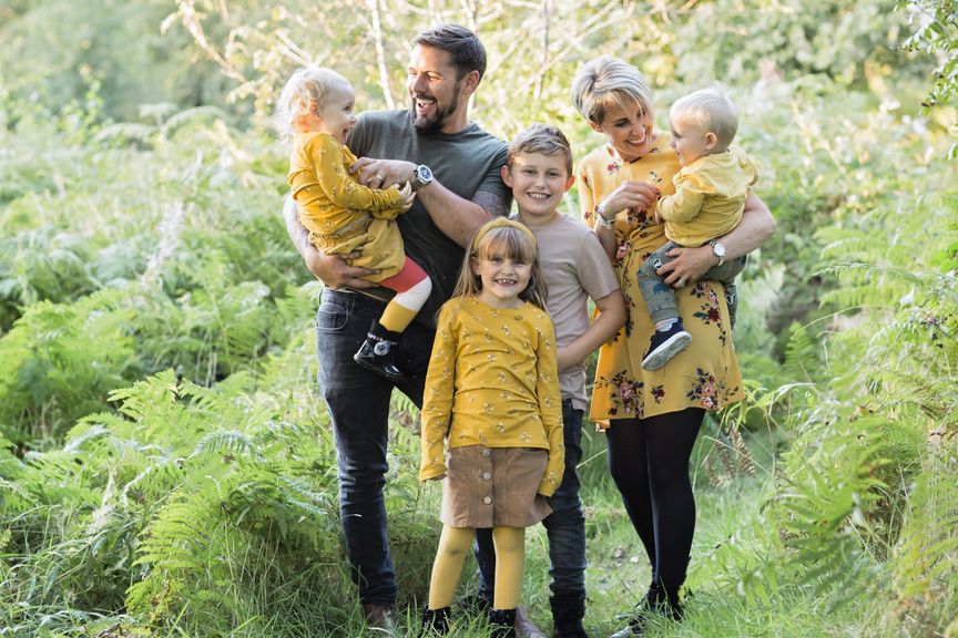 Familie im Wald