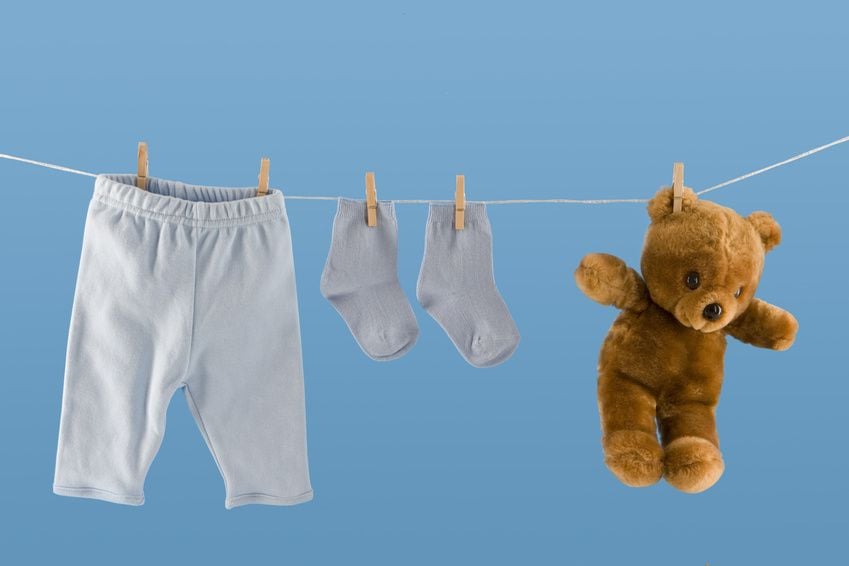 Teddybär und Wäsche hängen an Wäscheleine