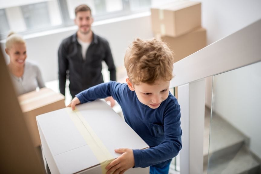 Familie zieht in neue Wohnung ein