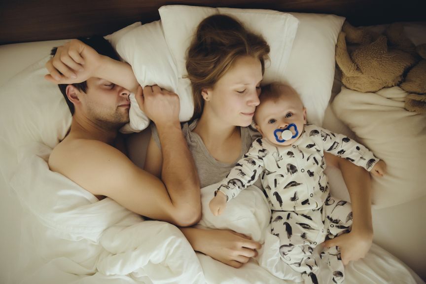 Familie im Bett