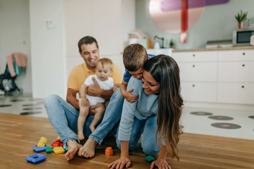 Familie spielt am Boden