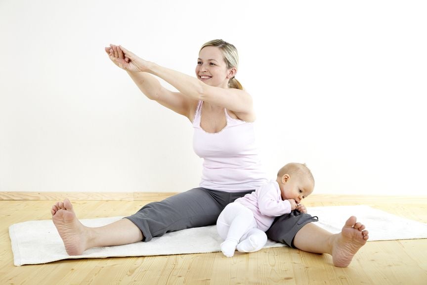 Mutter bei der Gymnastik mit Baby