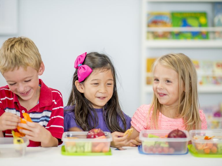 Kinder essen gesunden Snack in der Pause