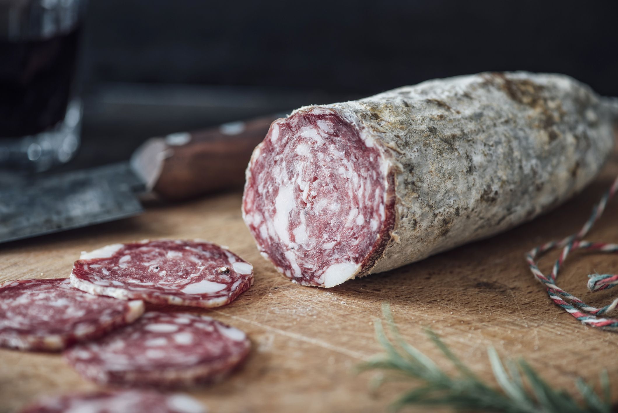 Salami auf Schneidebrett