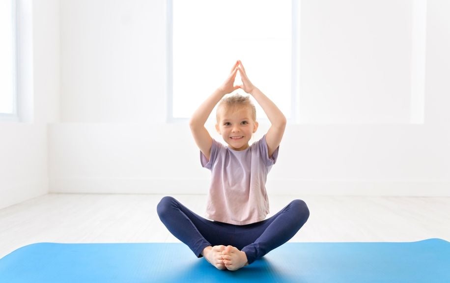 Mädchen auf Gymnastikmatte
