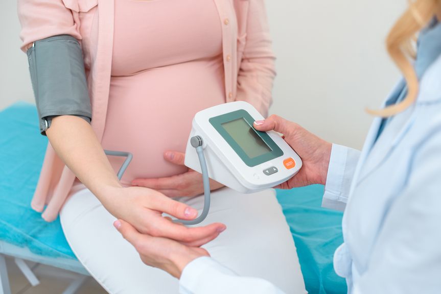 Blutdruck messen bei einer Schwangeren