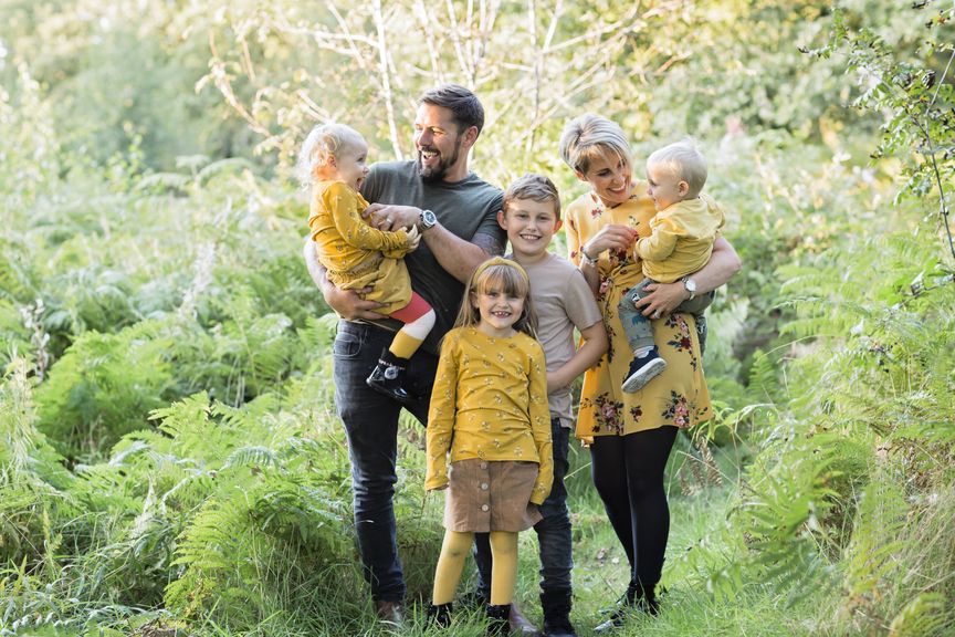 Familie im Wald