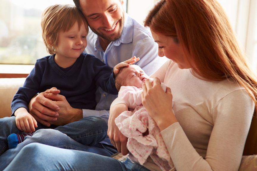 Familie mit dem zweiten Kind,Familie mit Kind und Baby auf dem Sofa
