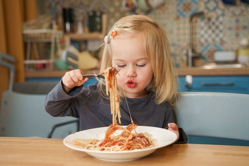 Kleines Kind isst Spaghetti