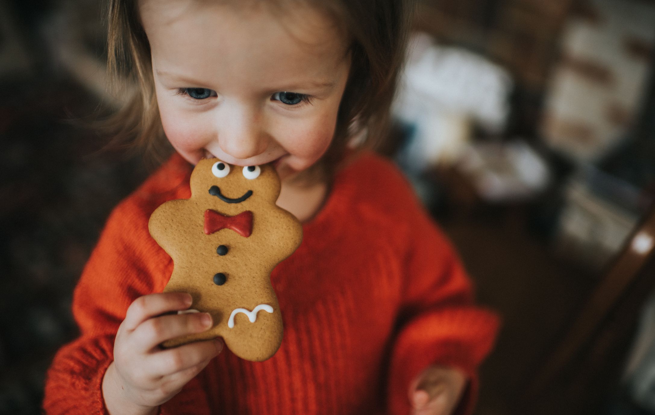 Kind beisst in Gingerbread-Männchen